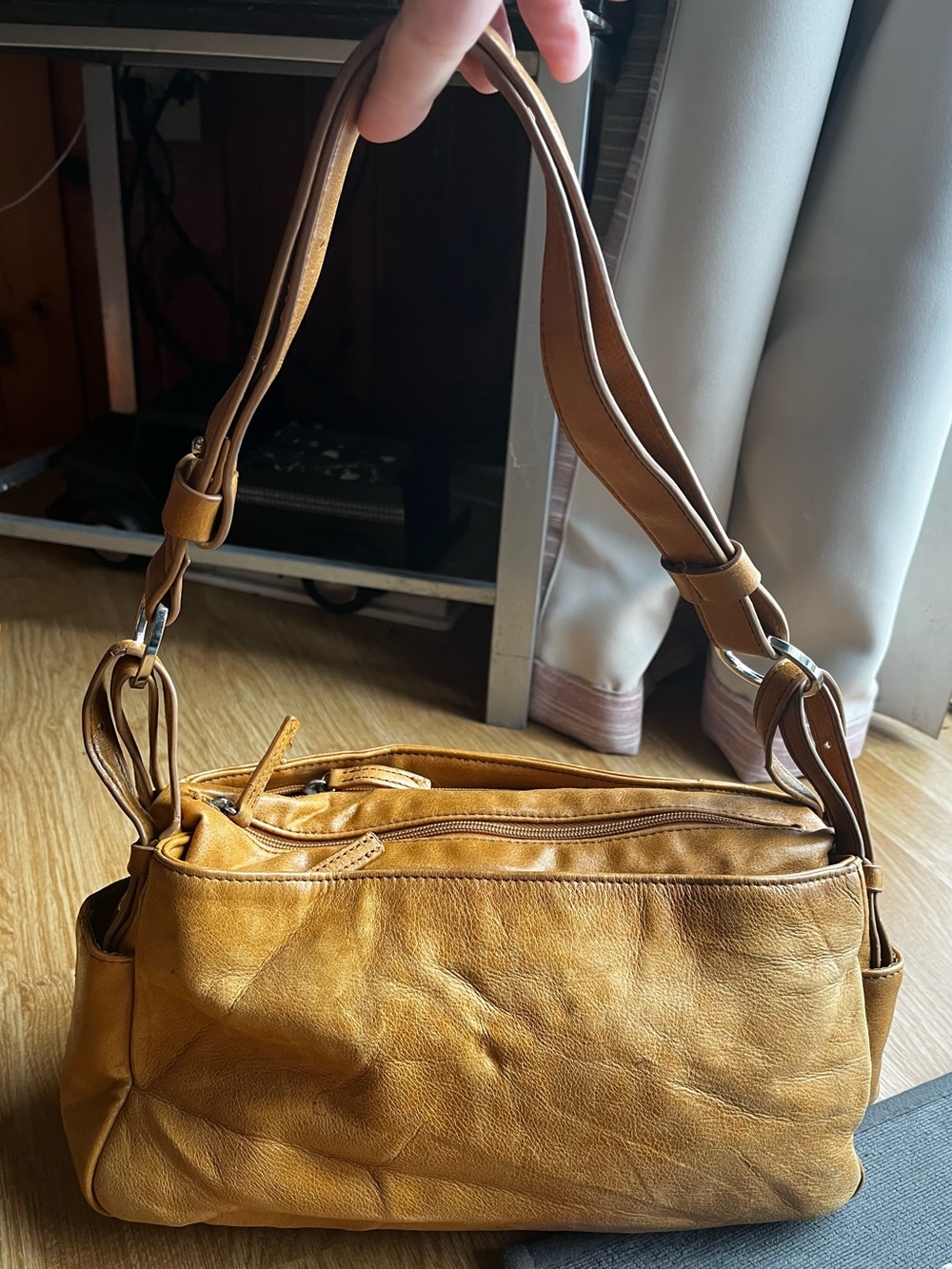 Women’s soft Leather Aurielle Shoulder Bag in tan/ Brown
